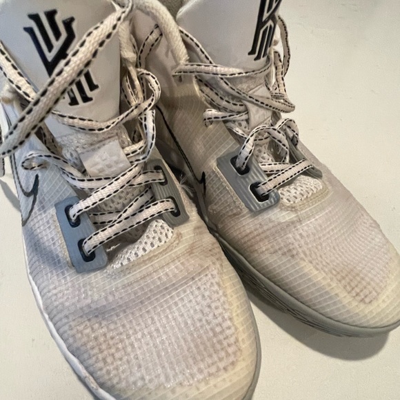 5.5 Y Kyrie’s - Picture 3 of 3